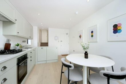 70 m² luxury apartment in Shepherd's Bush + 10 m² terrace