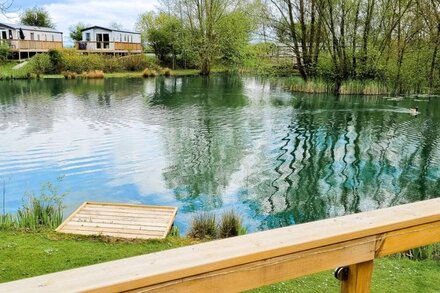 Luxury Lakeside Lodge - Fishing Lake - Pet Friendly - 5 Miles From Flamingo Land