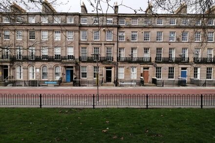 2-Bed Flat in Hamilton Square