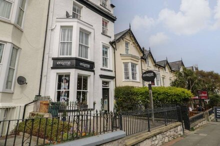 LLEWELYN APARTMENT, country holiday cottage in Llandudno