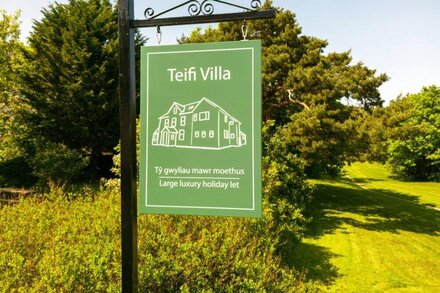 TEIFI VILLA, pet friendly, character holiday cottage in St Dogmaels