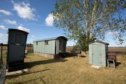 Luxury shepherd's hut - sleeps 2 adults 2 children. Access to hot tub & sauna.