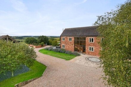 Luxury barn conversion with hot tub (sleeps 10)