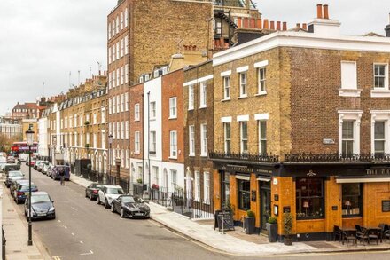 Very Elegant, Recently Re-designed First-floor Apartment Just off King's Road