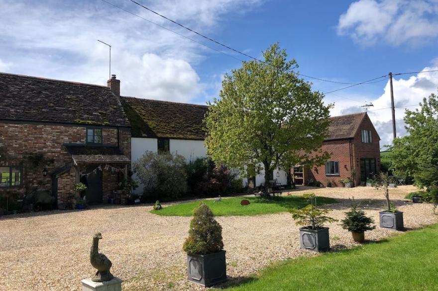 LITTLE STABLES COTTAGE, pet friendly in Blandford Saint Mary