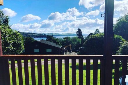 Amazing Loch Views From Cheerful 2 bed Cabin