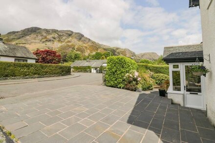 HOLME FELL, pet friendly, character holiday cottage in Coniston