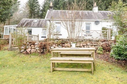 CHERRY TREES COTTAGE, pet friendly, with open fire in Inveraray