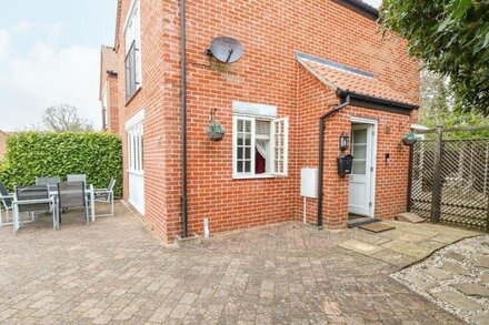 30 BURTONS MILL, pet friendly, with a garden in Stalham