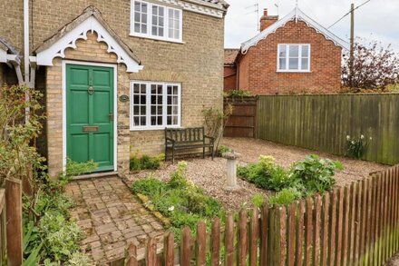 1 FORGE COTTAGES, pet friendly, with open fire in Snape, Suffolk