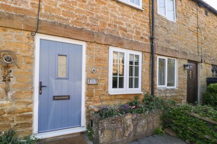 HONEYBEE COTTAGE, pet friendly, with open fire in Martock