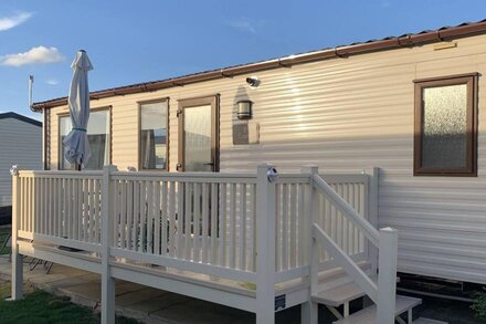 8 berth static caravan near the beach, clubhouse, swimming pool , local shop pub