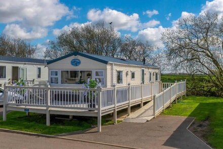 Tattershall Lakes Private Hot Tub Lodge - sleeps 6