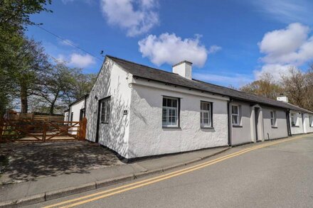 3 BRYNIAU GERDDI, pet friendly, with open fire in Llanberis