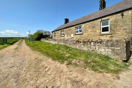 LONNON COTTAGE, pet friendly, with open fire in Alnmouth