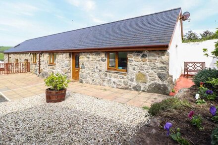 UCHAF, pet friendly, country holiday cottage, with a garden in Tywyn