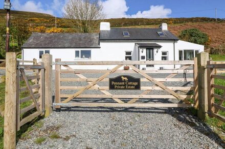 PENNANT COTTAGE, pet friendly, with a garden in Llithfaen