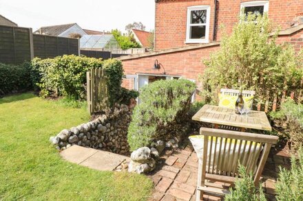 8 MELINDA COTTAGE, pet friendly, with open fire in East Runton