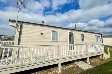 Modern caravan with WiFi at Martello Beach Holiday Park in Essex ref 29015SV