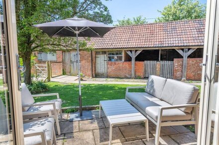 THE GRANARY, pet friendly, character holiday cottage in Mosterton