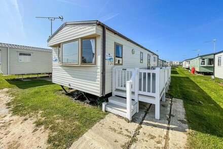 Great caravan with decking to the side in Scratby, Norfolk ref 50034F