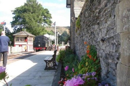 Porter's lodge by heritage Railway line  (adjoining Station House)