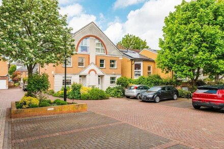 Pleasant Putney home close to the tube station