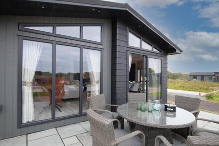 Ael-Y-Bryn - Luxury Lodge, Hot Tub, Three En-Suite Bedrooms