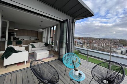 Modern 2 Bed Penthouse with Large Terrace and View