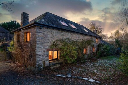 The Old Coach House - Cosy barn,  garden & parking