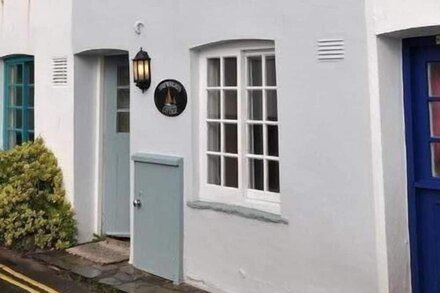 Shipwrights Cottage on the banks of the Salcombe Estuary