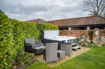 Spacious converted barn in North Norfolk with private hot tub & close to beaches