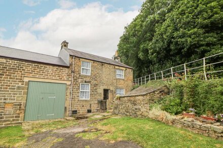 NOOK FARM HOLIDAY COTTAGE, family friendly in Stocksbridge