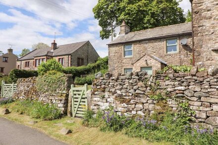 WHITE HOUSE, pet friendly, character holiday cottage in Shap