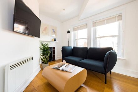 CCR7 Calm Leicester Sq 1BR