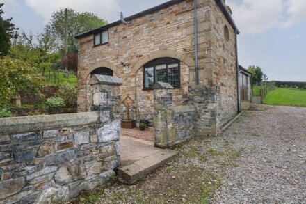 THE COACH HOUSE, romantic, character holiday cottage in Trelawnyd