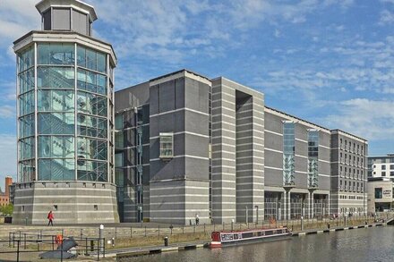 1 bedroom apartment with amazing Leeds dock view.