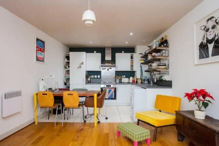 Colourful 1 Bedroom with Balcony in Vibrant Bethnal Green