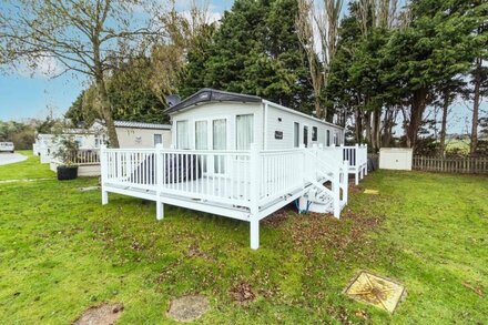 Lovely 6 berth caravan at Weeley Bridge in Essex ref 69015R