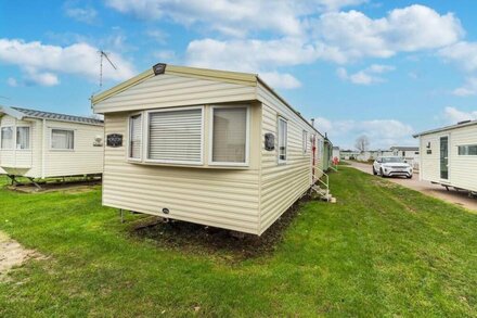 8 berth caravan in a great location in Norfolk ref 50053D