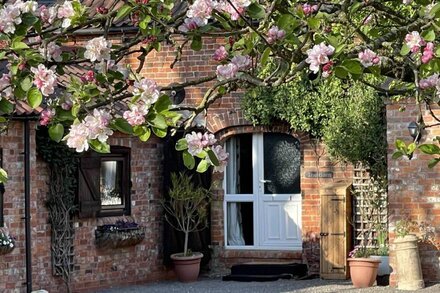 Stunning 2-Bed 18th century Barn Conversion