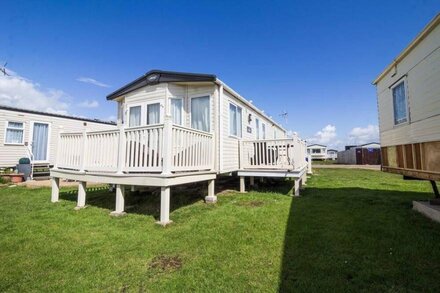 8 berth caravan for hire at St Osyth Beach Holiday Park in Essex ref 28013FI