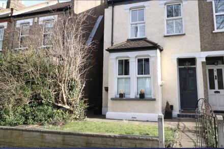 A beautiful & cosy semi detached Beckenham House