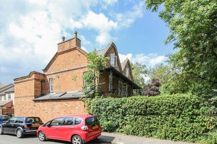 Bright And Modern Apartment in Central Oxford With Parking!