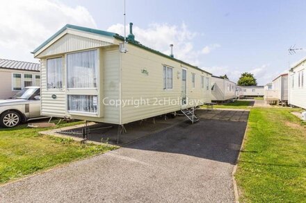 8 berth static caravan for hire at Seawick holiday park in Essex. ref 27421S