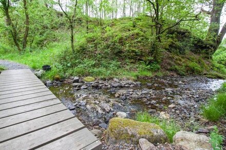 BRACKEN BARN, romantic, character holiday cottage in Hawkshead