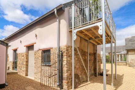 BECKET'S BARN, character holiday cottage, with hot tub in Northlew