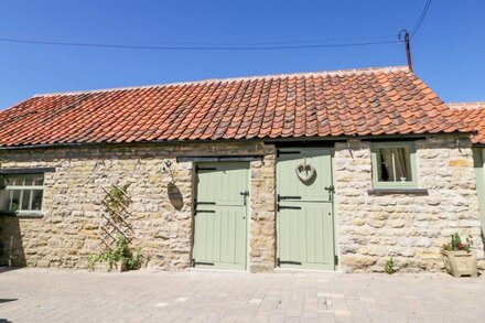 PUDDLEDUCK COTTAGE, family friendly in Thornton-Le-Dale