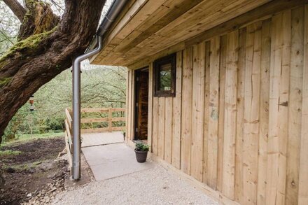 Couples Cabin, Cupwith