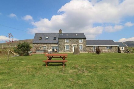 CEFNBRON, pet friendly, character holiday cottage in Trefor